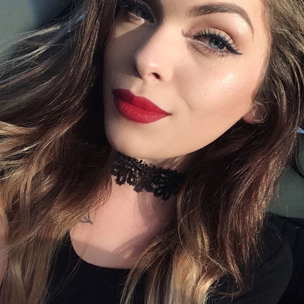 Adjustable lace choker